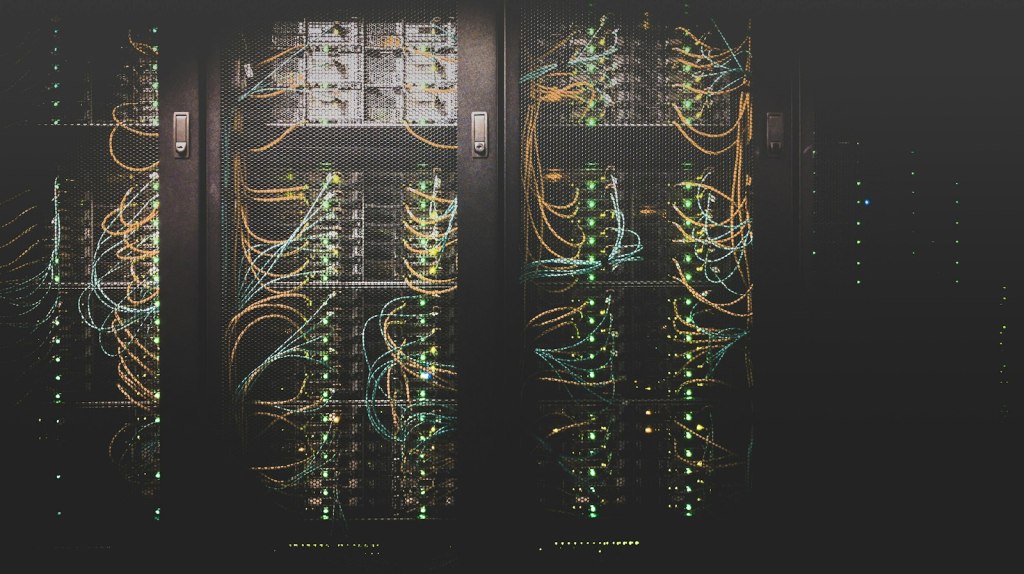 Network cabling in a data centre server rack